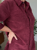 Smart plus size fløjlsskjorte med korte ærmer og knaplukning. Den er med krave, lommer på brystet og så kan den bruges både åben og lukket.