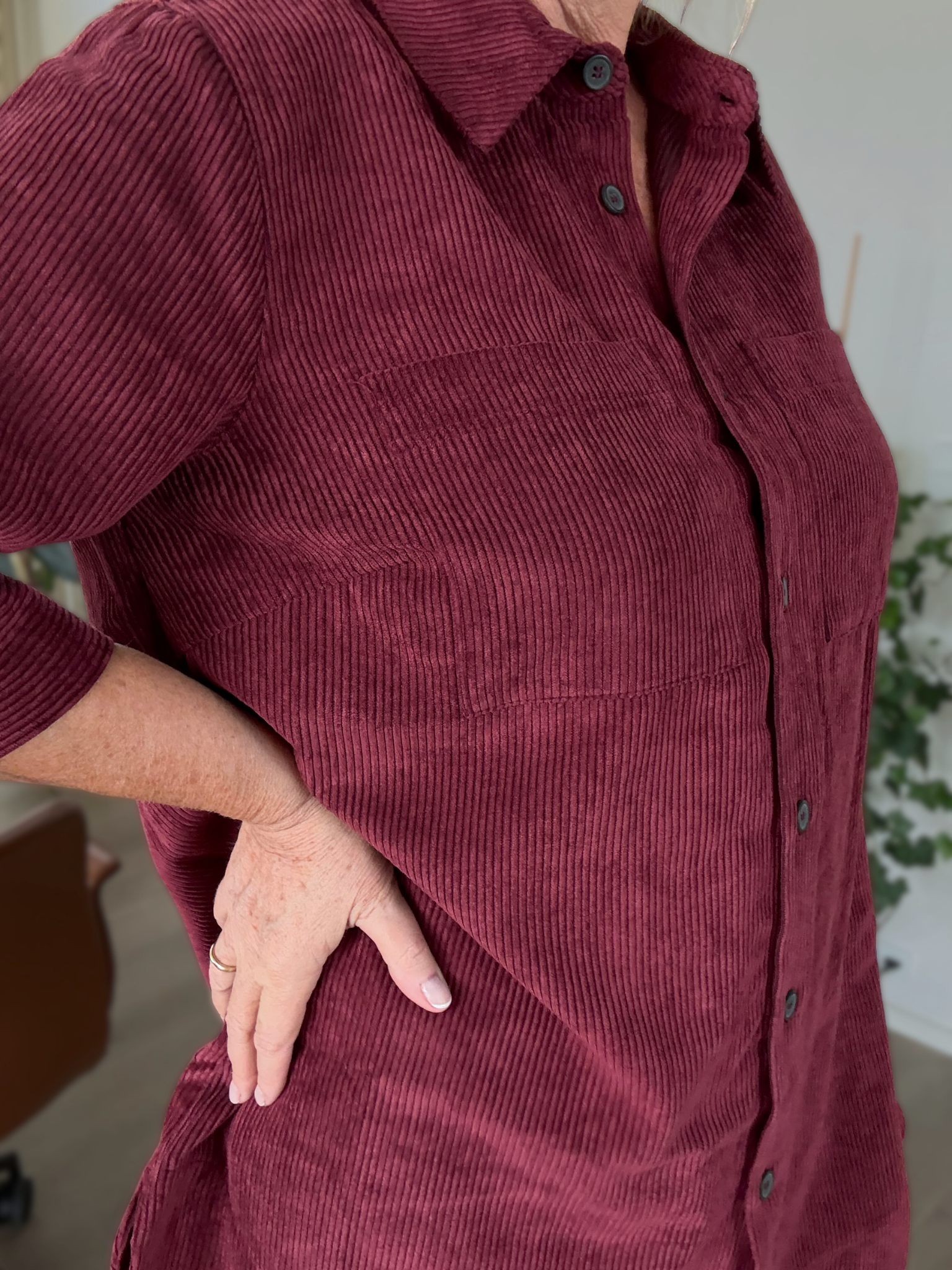 Smart plus size fløjlsskjorte med korte ærmer og knaplukning. Den er med krave, lommer på brystet og så kan den bruges både åben og lukket.