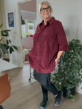 Smart plus size fløjlsskjorte med korte ærmer og knaplukning. Den er med krave, lommer på brystet og så kan den bruges både åben og lukket.