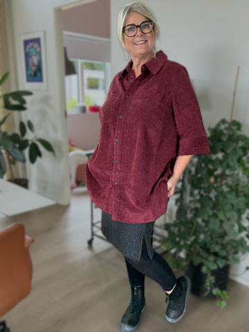Smart plus size fløjlsskjorte med korte ærmer og knaplukning. Den er med krave, lommer på brystet og så kan den bruges både åben og lukket.