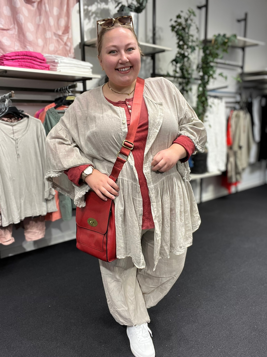 Plus size t-shirt med langt ærme, rund hals med stolpe ned i knaplukning, vask er stone wash hvilket betyder at farver er uens. Den er i en lækker bomuldskvalitet, som er åndbar og god at have under noget andet.&nbsp;