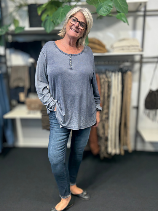 Lækker plus size jeans fra Only Carmakoma, som er med masser af stræk, og virkelig behagelig at have på. Den er med lommer både for- og bagtil. Modellen her har en str. 46 på. 