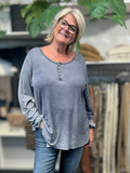 Plus size t-shirt med langt ærme, rund hals med stolpe ned i knaplukning, vask er stone wash hvilket betyder at farver er uens. Den er i en lækker bomuldskvalitet, som er åndbar og god at have under noget andet.