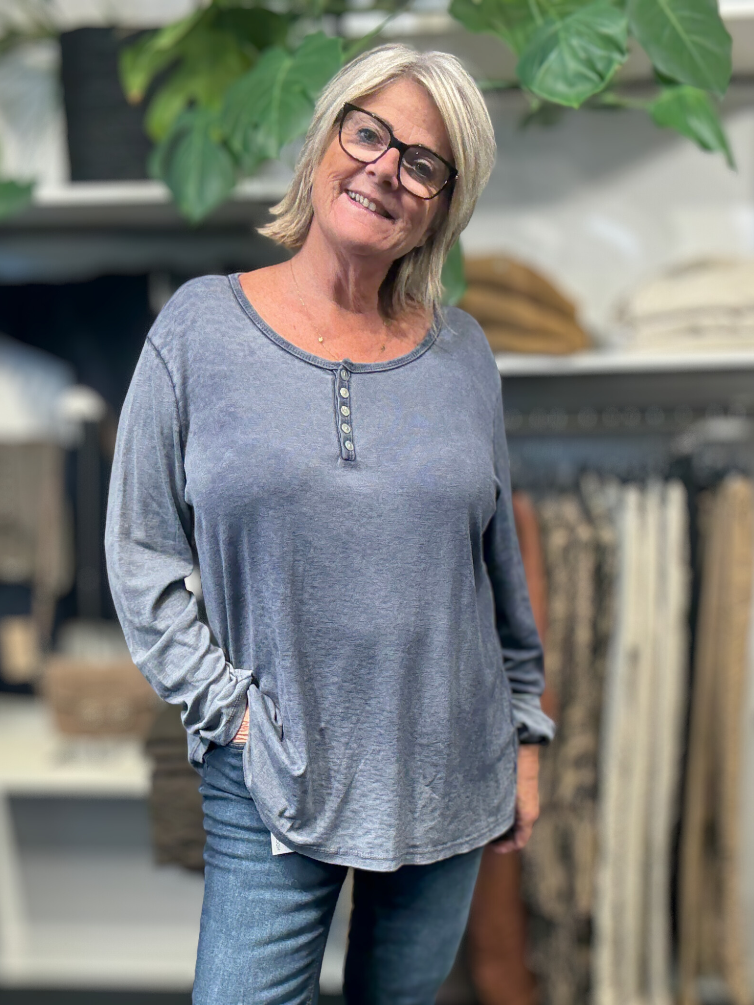 Plus size t-shirt med langt ærme, rund hals med stolpe ned i knaplukning, vask er stone wash hvilket betyder at farver er uens. Den er i en lækker bomuldskvalitet, som er åndbar og god at have under noget andet.