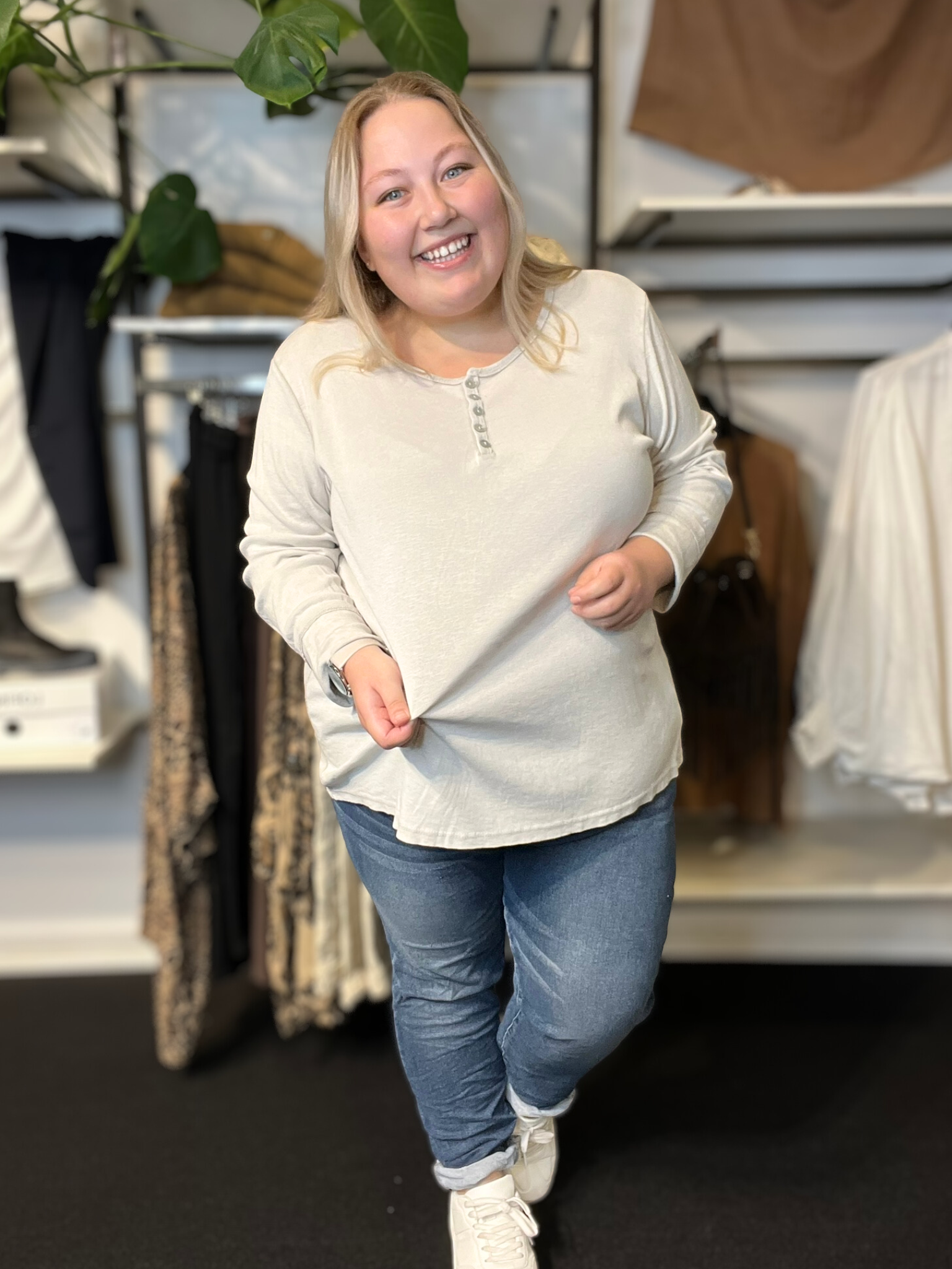 Plus size t-shirt med langt ærme, rund hals med stolpe ned i knaplukning, vask er stone wash hvilket betyder at farver er uens. Den er i en lækker bomuldskvalitet, som er åndbar og god at have under noget andet.