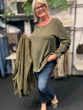 Plus size t-shirt med langt ærme, rund hals med stolpe ned i knaplukning, vask er stone wash hvilket betyder at farver er uens. Den er i en lækker bomuldskvalitet, som er åndbar og god at have under noget andet.