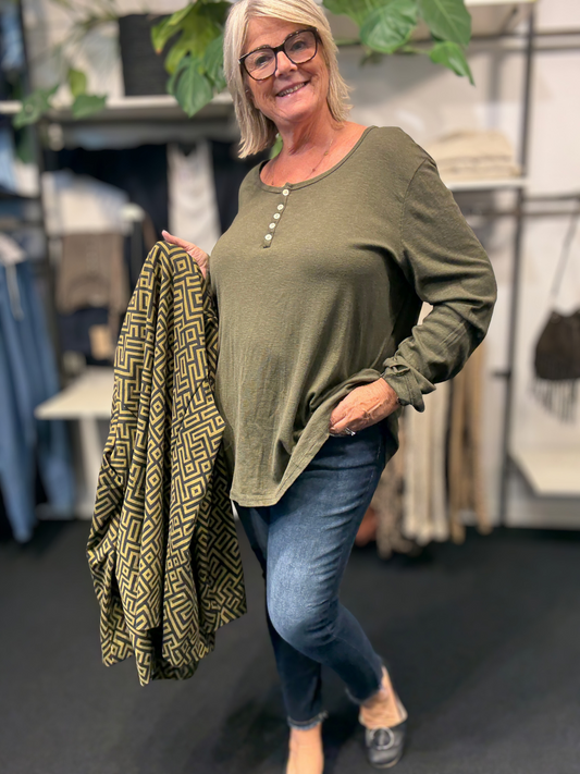 Plus size t-shirt med langt ærme, rund hals med stolpe ned i knaplukning, vask er stone wash hvilket betyder at farver er uens. Den er i en lækker bomuldskvalitet, som er åndbar og god at have under noget andet.