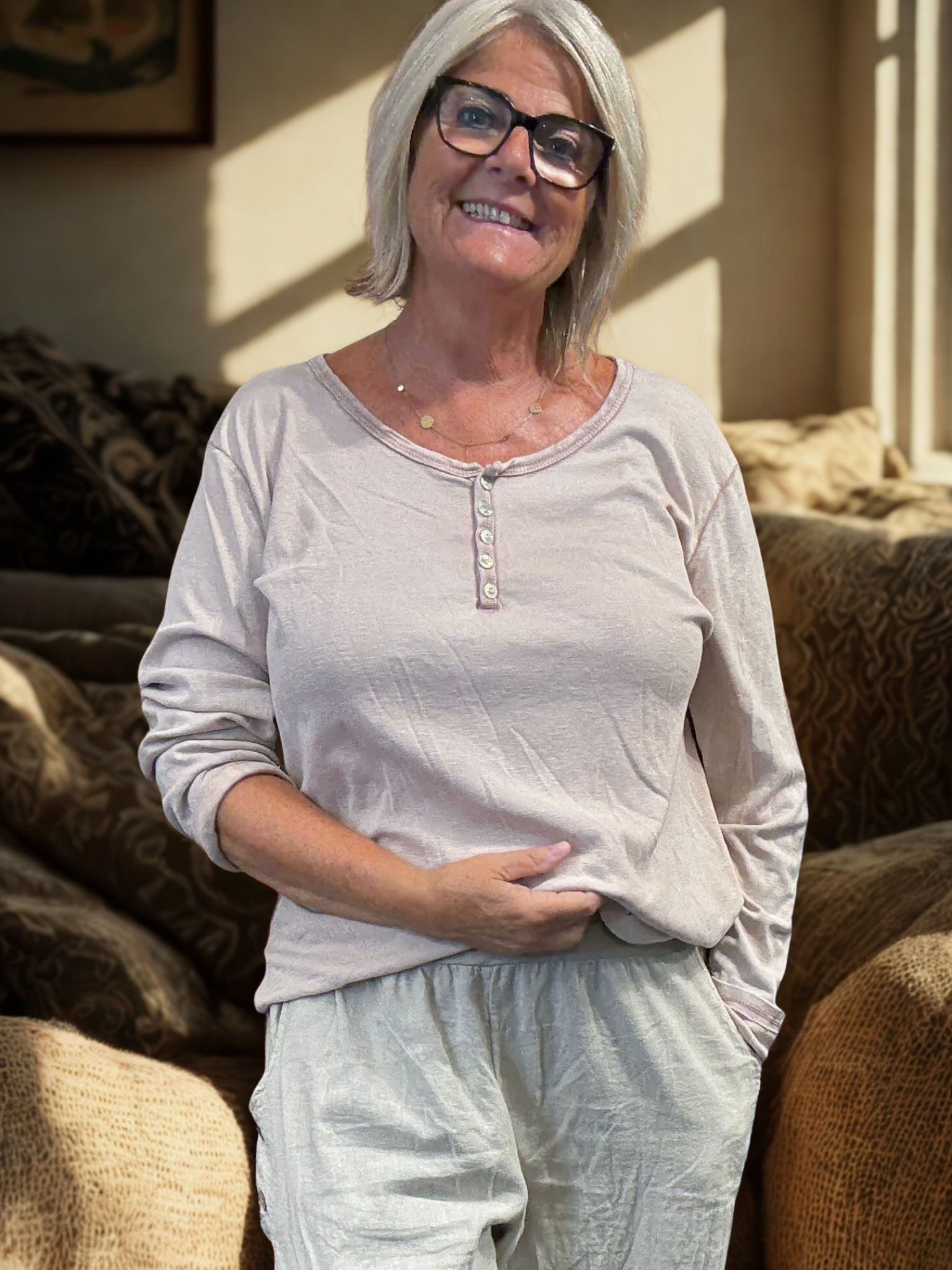 Plus size t-shirt med langt ærme, rund hals med stolpe ned i knaplukning, vask er stone wash hvilket betyder at farver er uens. Den er i en lækker bomuldskvalitet, som er åndbar og god at have under noget andet.