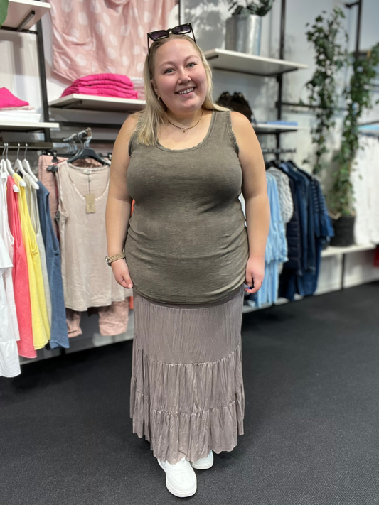 Rå bomulds top med rund hals, til plus size pigen, som ønsker en anvendelig top. Den er i stone vasket bomuld, så farven er uens i stoffet, hvilket giver et råt look, sammen med de i forvejen rå kanter ved hals og ærme. Toppen her passes af mange grundet den gode kvalitet. 