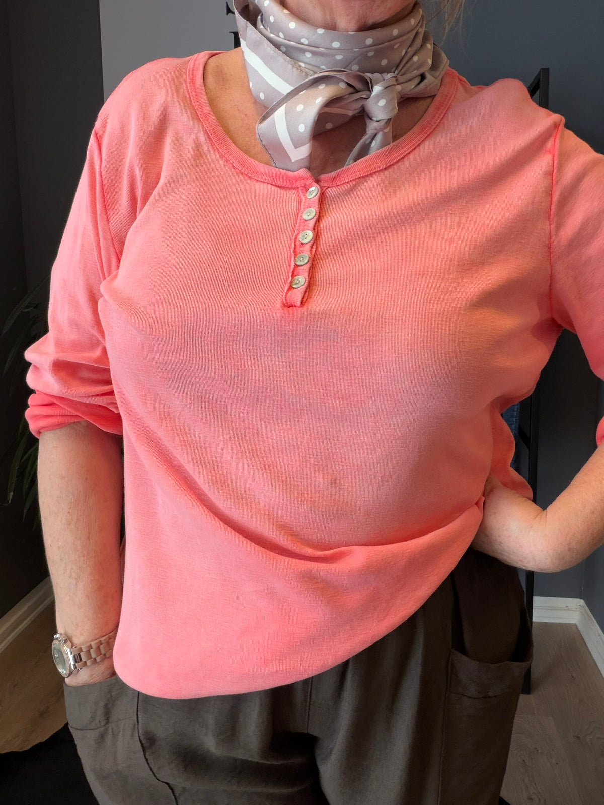 Plus size t-shirt med langt ærme, rund hals med stolpe ned i knaplukning, vask er stone wash hvilket betyder at farver er uens. Den er i en lækker bomuldskvalitet, som er åndbar og god at have under noget andet.