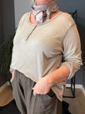 Plus size t-shirt med langt ærme, rund hals med stolpe ned i knaplukning, vask er stone wash hvilket betyder at farver er uens. Den er i en lækker bomuldskvalitet, som er åndbar og god at have under noget andet.