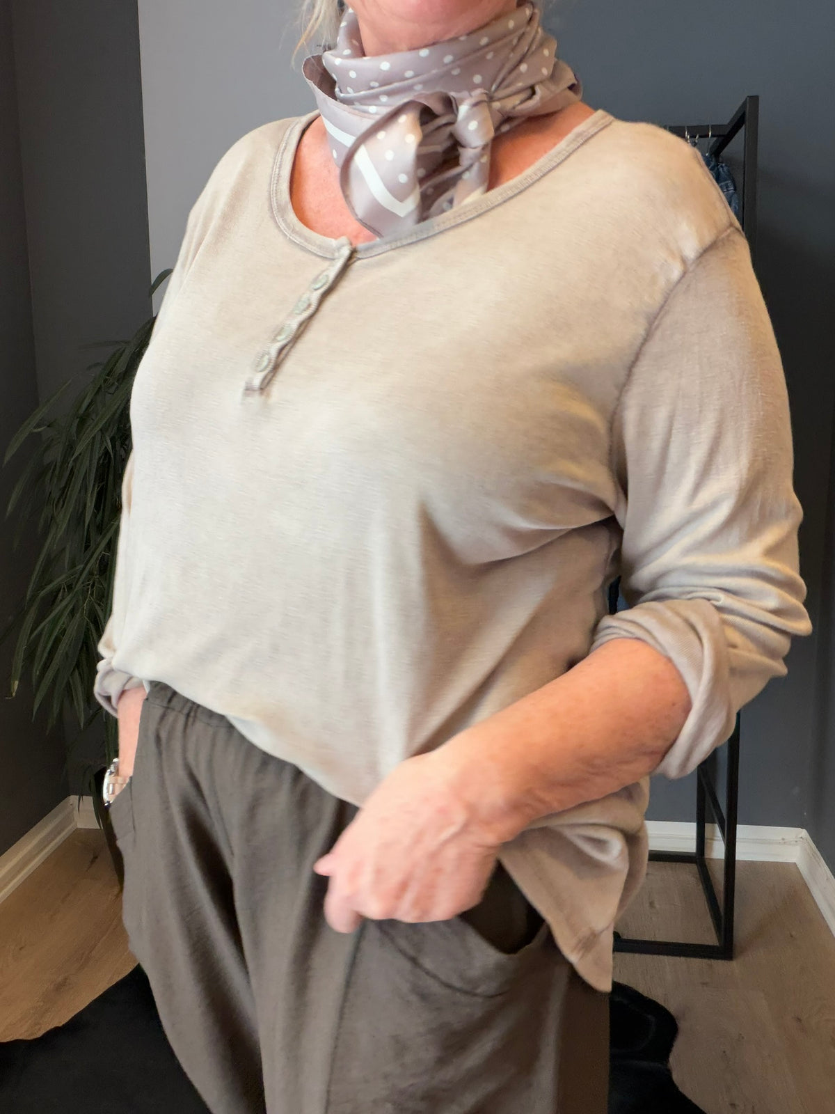 Plus size t-shirt med langt ærme, rund hals med stolpe ned i knaplukning, vask er stone wash hvilket betyder at farver er uens. Den er i en lækker bomuldskvalitet, som er åndbar og god at have under noget andet.