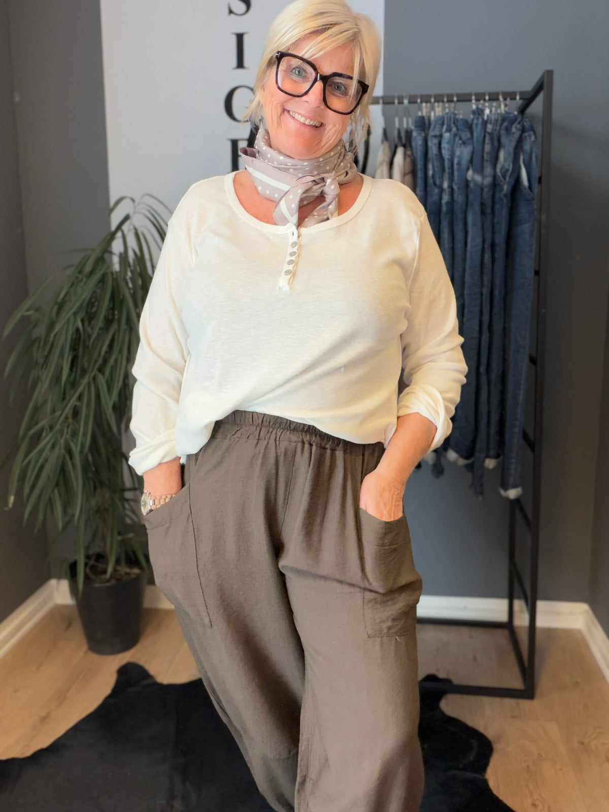 Plus size t-shirt med langt ærme, rund hals med stolpe ned i knaplukning, vask er stone wash hvilket betyder at farver er uens. Den er i en lækker bomuldskvalitet, som er åndbar og god at have under noget andet.