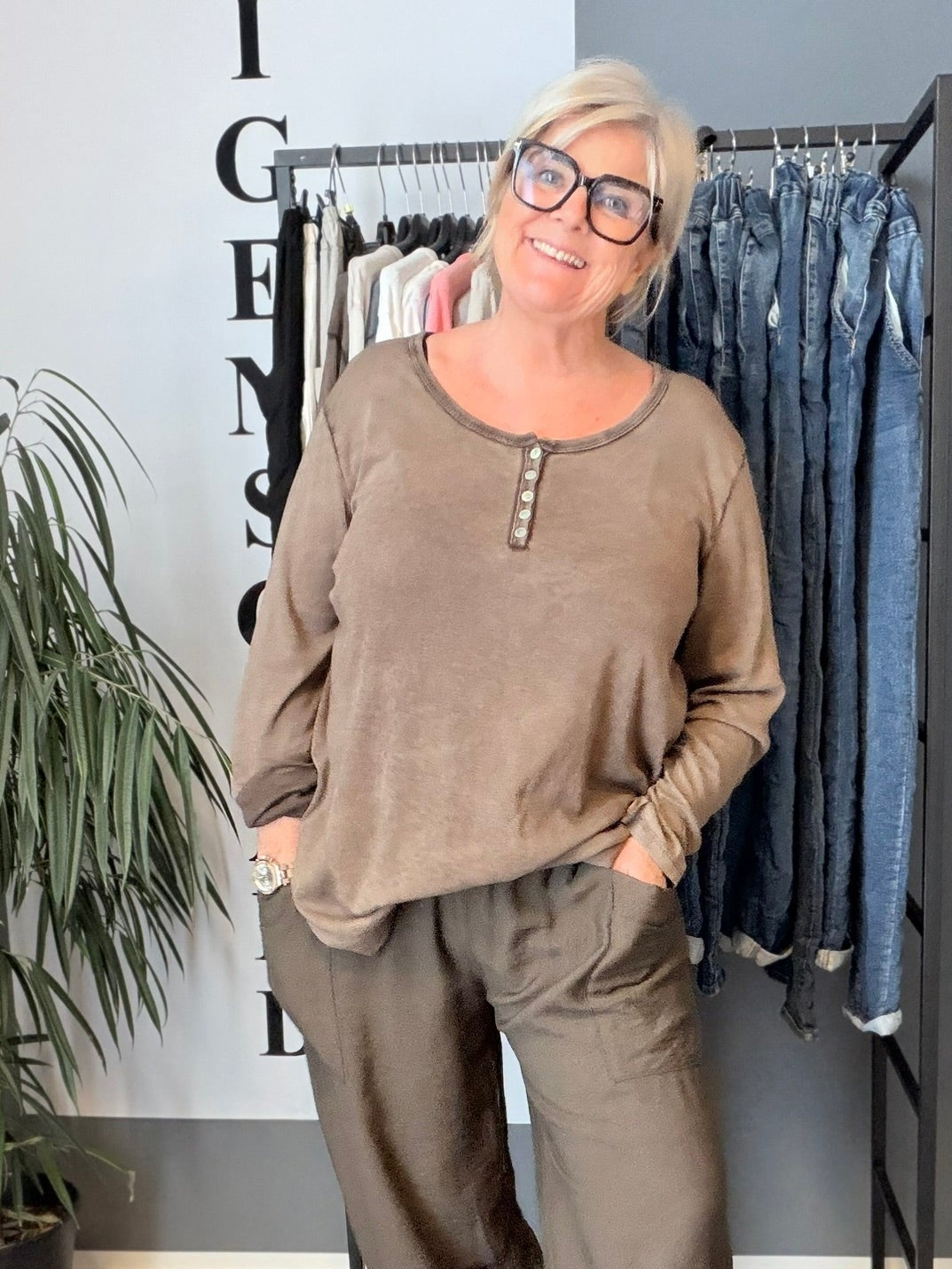 Plus size t-shirt med langt ærme, rund hals med stolpe ned i knaplukning, vask er stone wash hvilket betyder at farver er uens. Den er i en lækker bomuldskvalitet, som er åndbar og god at have under noget andet.