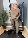 Plus size t-shirt med langt ærme, rund hals med stolpe ned i knaplukning, vask er stone wash hvilket betyder at farver er uens. Den er i en lækker bomuldskvalitet, som er åndbar og god at have under noget andet.