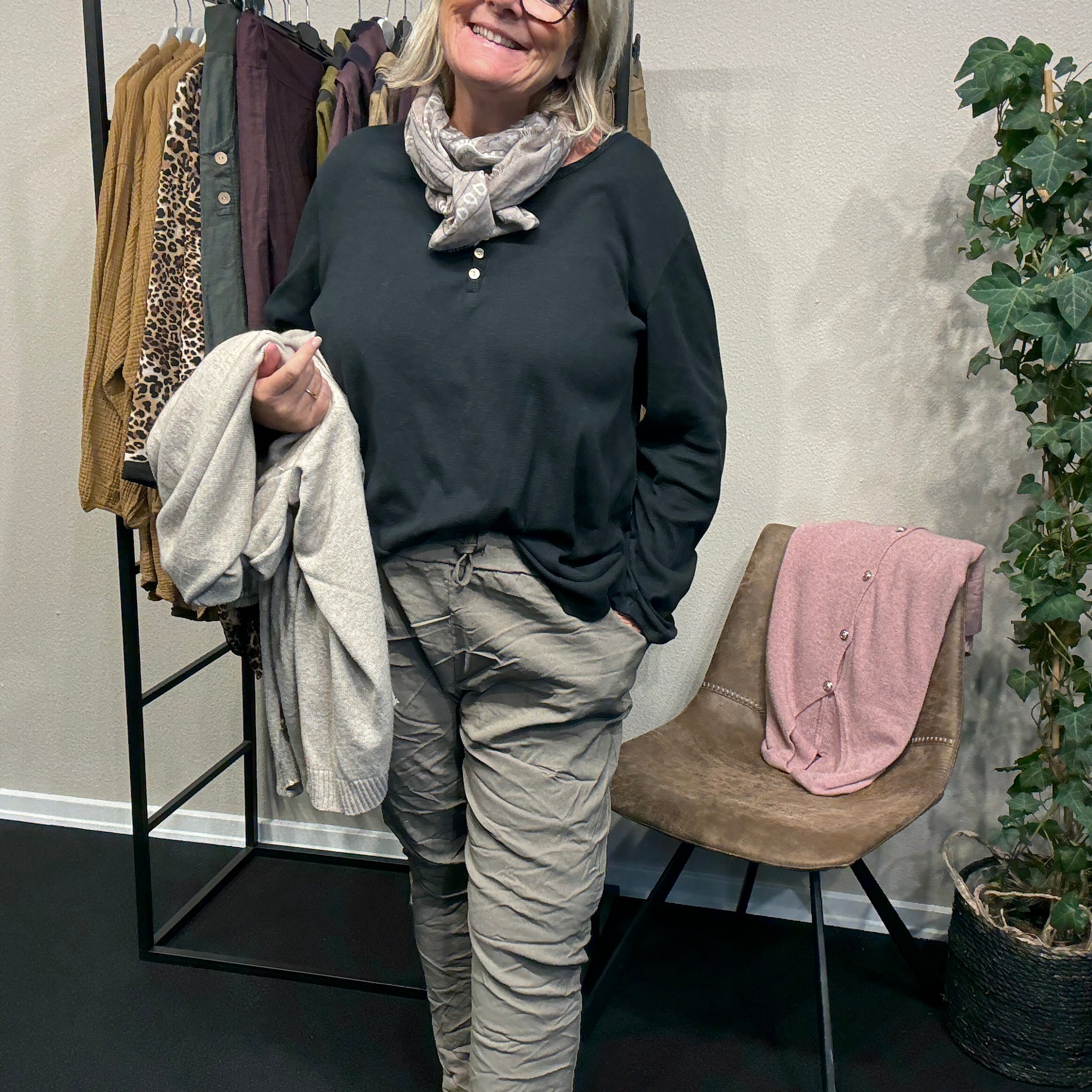 Plus size t-shirt med langt ærme, rund hals med stolpe ned i knaplukning, vask er stone wash hvilket betyder at farver er uens. Den er i en lækker bomuldskvalitet, som er åndbar og god at have under noget andet.