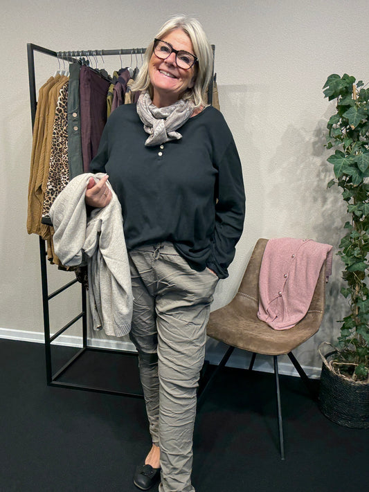 Plus size t-shirt med langt ærme, rund hals med stolpe ned i knaplukning, vask er stone wash hvilket betyder at farver er uens. Den er i en lækker bomuldskvalitet, som er åndbar og god at have under noget andet.