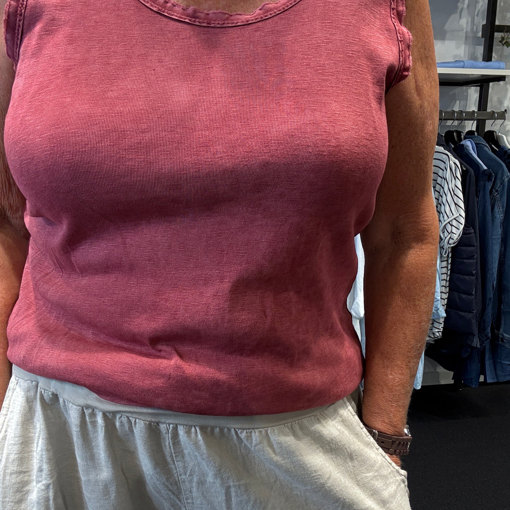 Rå bomulds top med rund hals, til plus size pigen, som ønsker en anvendelig top. Den er i stone vasket bomuld, så farven er uens i stoffet, hvilket giver et råt look, sammen med de i forvejen rå kanter ved hals og ærme. Toppen her passes af mange grundet den gode kvalitet. 