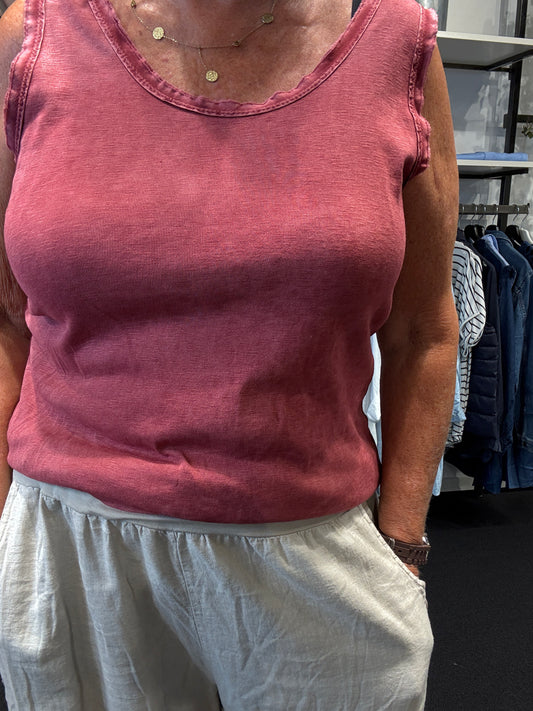 Rå bomulds top med rund hals, til plus size pigen, som ønsker en anvendelig top. Den er i stone vasket bomuld, så farven er uens i stoffet, hvilket giver et råt look, sammen med de i forvejen rå kanter ved hals og ærme. Toppen her passes af mange grundet den gode kvalitet. 