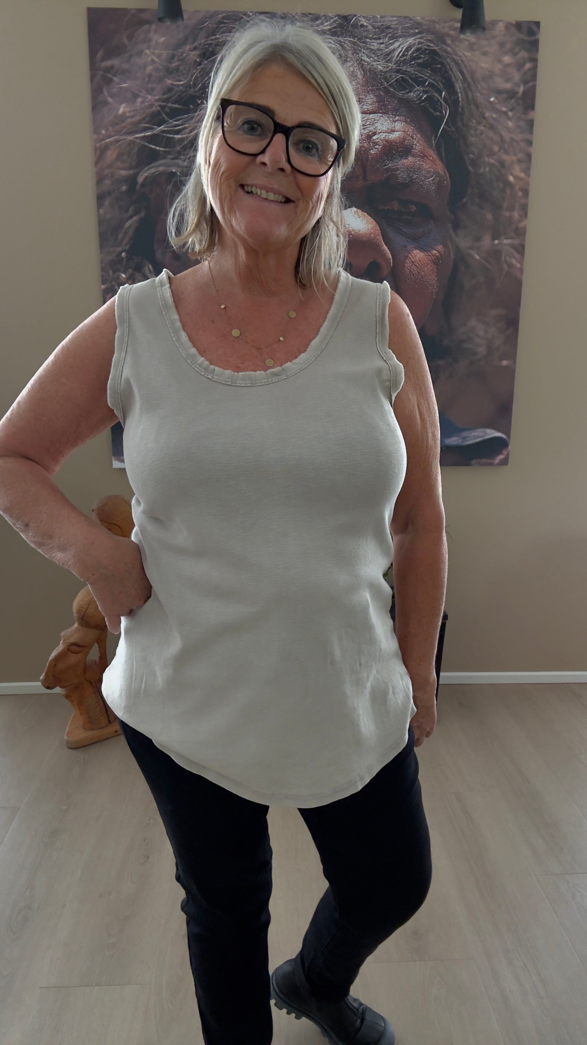 Naja basis top til pluspiger denne er beige og findes i mange farver hos sigensgaard.