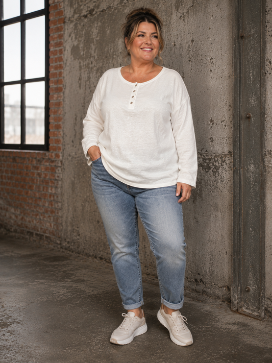 Plus size t-shirt med langt ærme, rund hals med stolpe ned i knaplukning, vask er stone wash hvilket betyder at farver er uens. Den er i en lækker bomuldskvalitet, som er åndbar og god at have under noget andet.