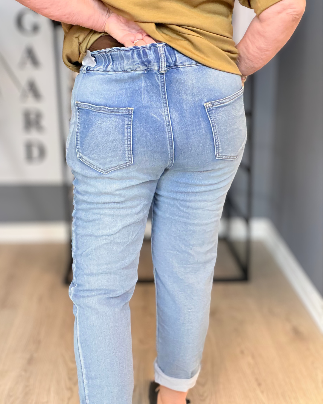 Nala jeans i klassisk blå denim med høj talje og smal, lige pasform, lommer foran og bagpå, synlige sømme, tidløst design til hverdag og arbejde.
