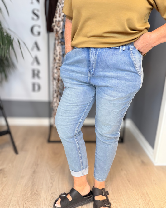 Nala jeans i klassisk blå denim med høj talje og smal, lige pasform, lommer foran og bagpå, synlige sømme, tidløst design til hverdag og arbejde.