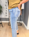 Nala jeans i klassisk blå denim med høj talje og smal, lige pasform, lommer foran og bagpå, synlige sømme, tidløst design til hverdag og arbejde.