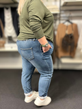Lækker blød plus size jeans som du vil elske. Den passes af dig som er mellem en str. 42 til og med en str. 50.