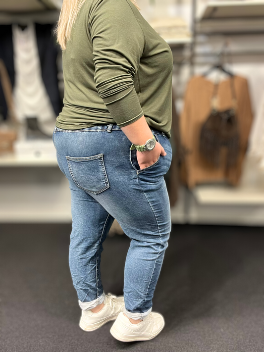Lækker blød plus size jeans som du vil elske. Den passes af dig som er mellem en str. 42 til og med en str. 50.
