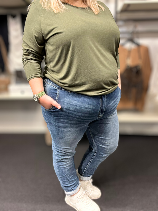 Lækker blød plus size jeans som du vil elske. Den passes af dig som er mellem en str. 42 til og med en str. 50.