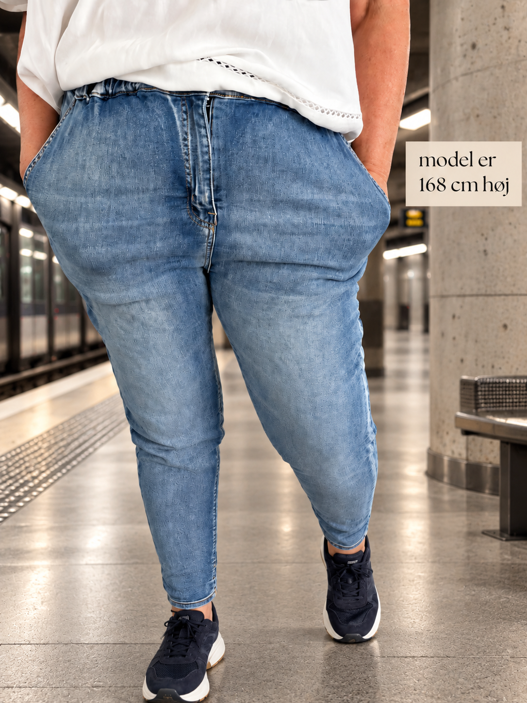 Nala jeans i blød denim med smal pasform, god stretch og behagelig elastik i taljen – plussize jeans med lommer og en flot, afslappet facon.
