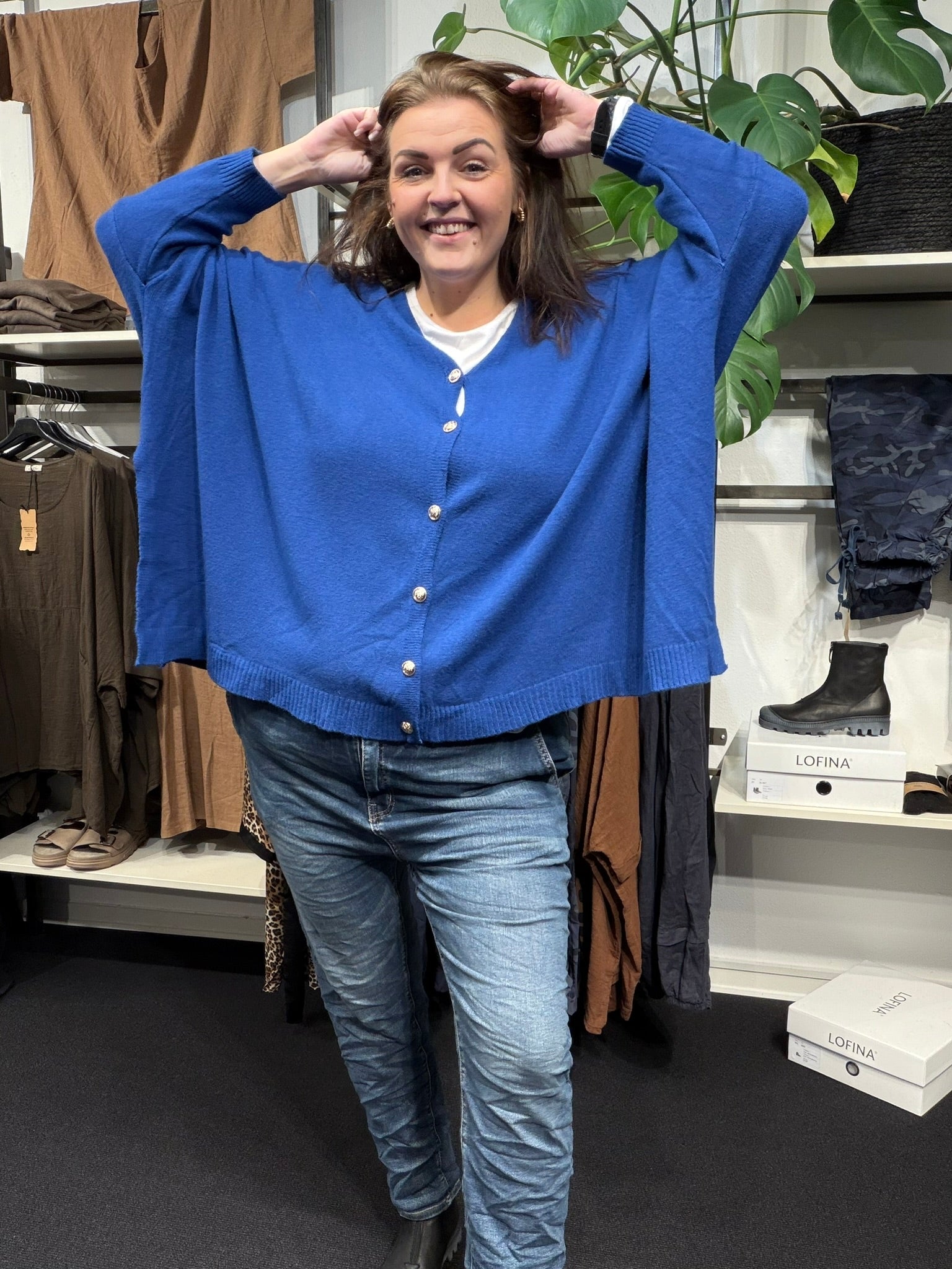 Blå Nala jeans i str. 44/52 med høj talje og lige ben let og behagelig jeans med elastik men stadig lynlås og knap lukning foran plus size jeans.