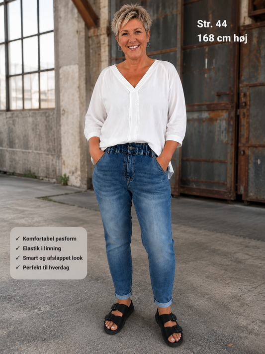## Nala Plussize Jeans

### Kort produktbeskrivelse

Nala Jeans er en super komfortabel plussize jeans i blød og let denim med masser af stræk. Den elastiske linning giver en fantastisk pasform, mens knap- og lynlåslukningen sikrer det klassiske jeans-look. En perfekt jeans til dig, der ønsker komfort uden at gå på kompromis med stilen.

---

## Produktbeskrivelse

Leder du efter en jeans, der både er smart, behagelig og skabt til kvindelige former? Så er **Nala Jeans** et oplagt valg.

Jeansen er fremstill