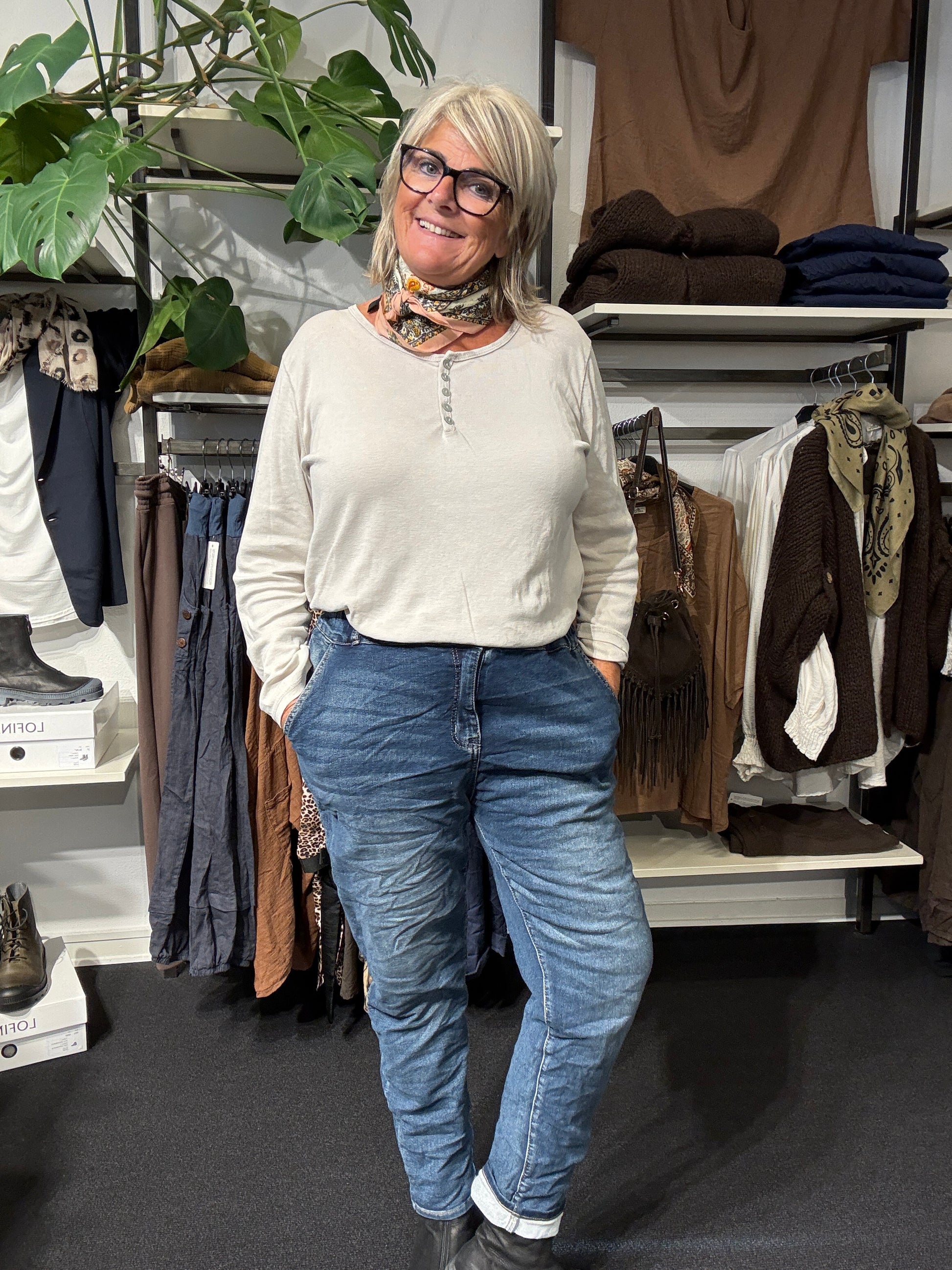 "Nala jeans i klassisk blå denim med høj talje og smal, lige pasform, lommer foran og bagpå, synlige sømme, tidløst design til hverdag og arbejde"