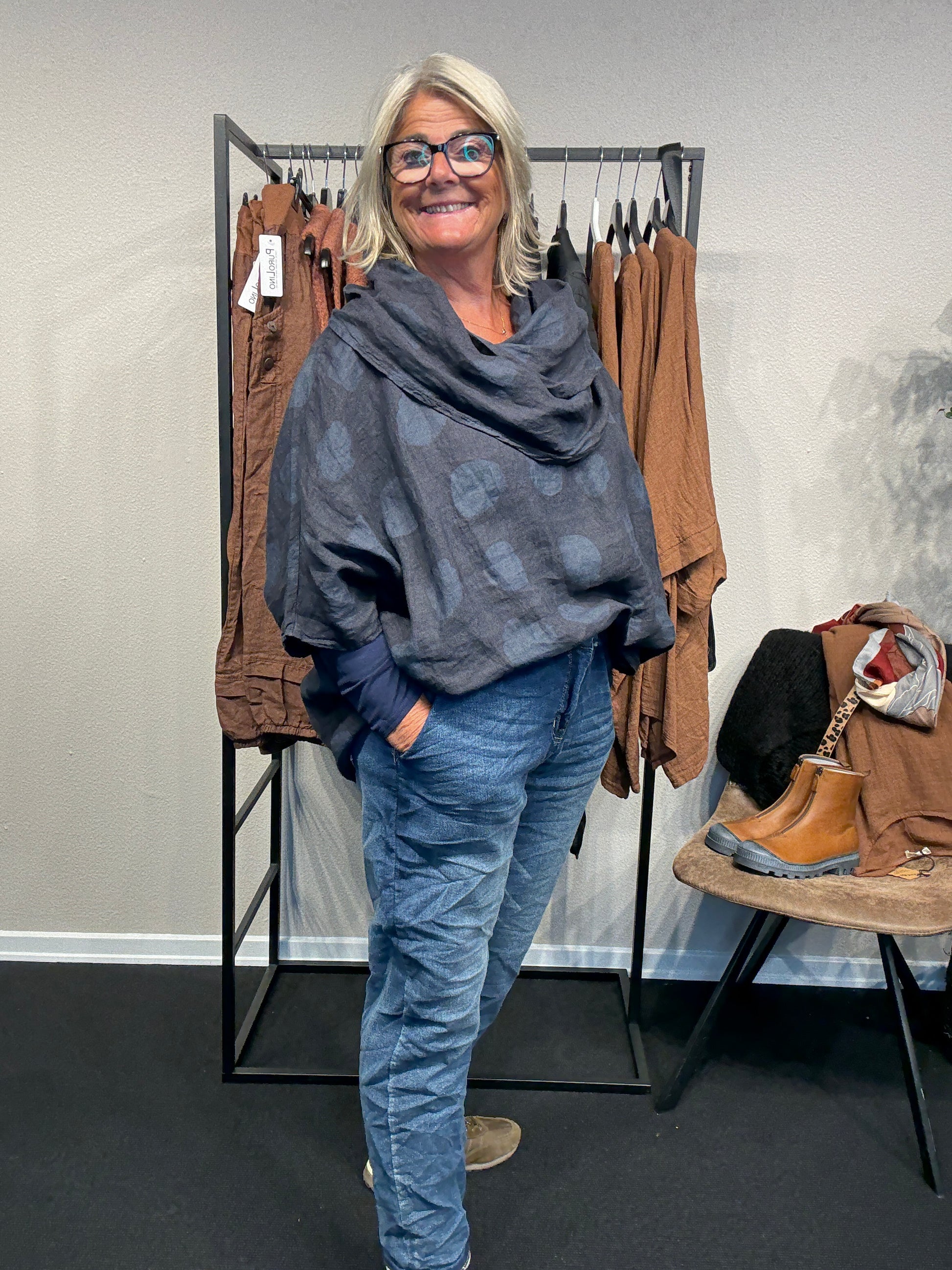 Lækker blød plus size jeans som du vil elske. Den passes af dig som er mellem en str. 42 til og med en str. 50.