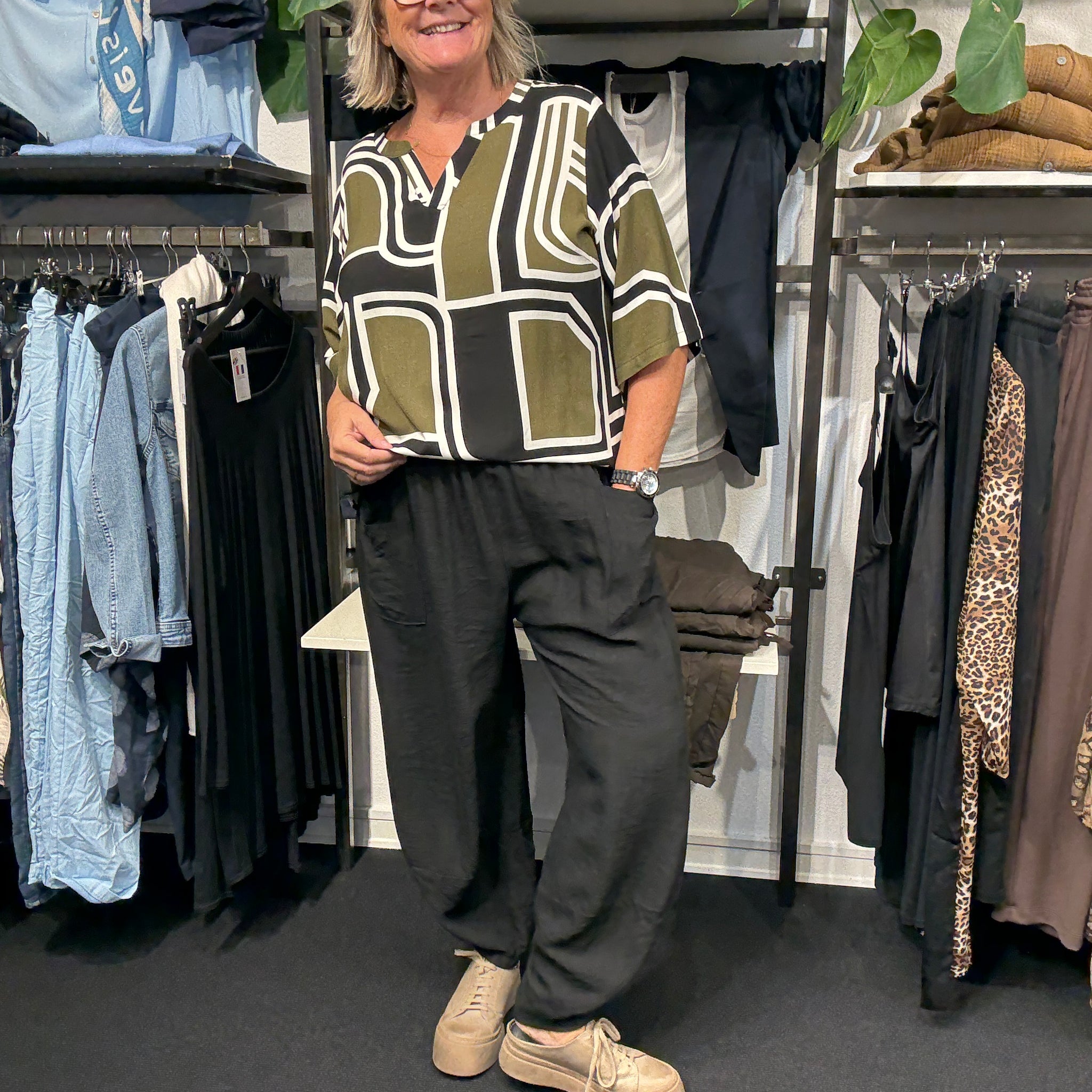 Smart plus size bluse med flot mønster. Den er med v-hals og korte ærmer. 