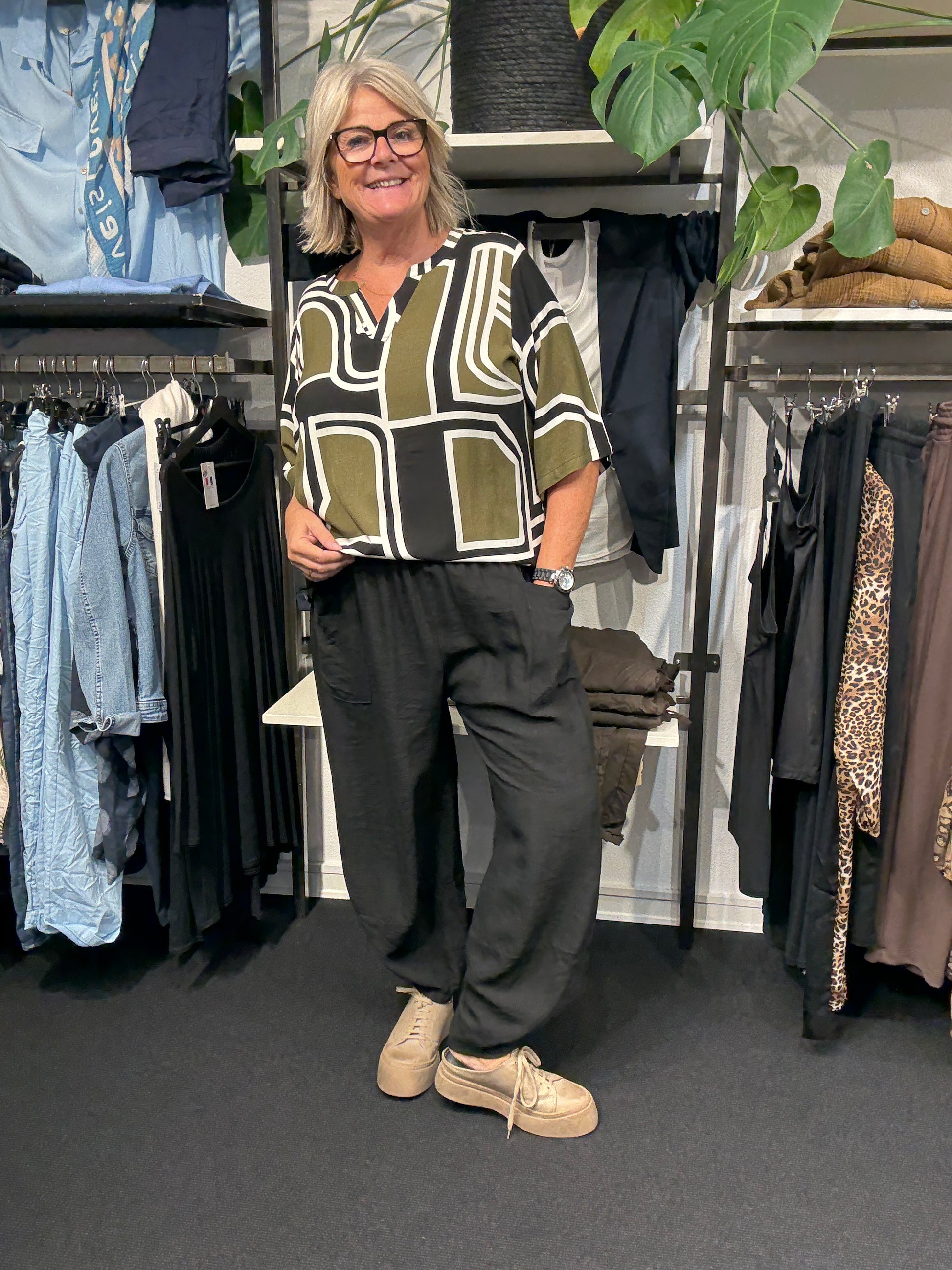 Smart plus size bluse med flot mønster. Den er med v-hals og korte ærmer. 