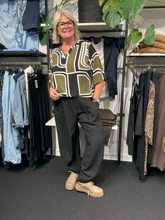 Smart plus size bluse med flot mønster. Den er med v-hals og korte ærmer. 