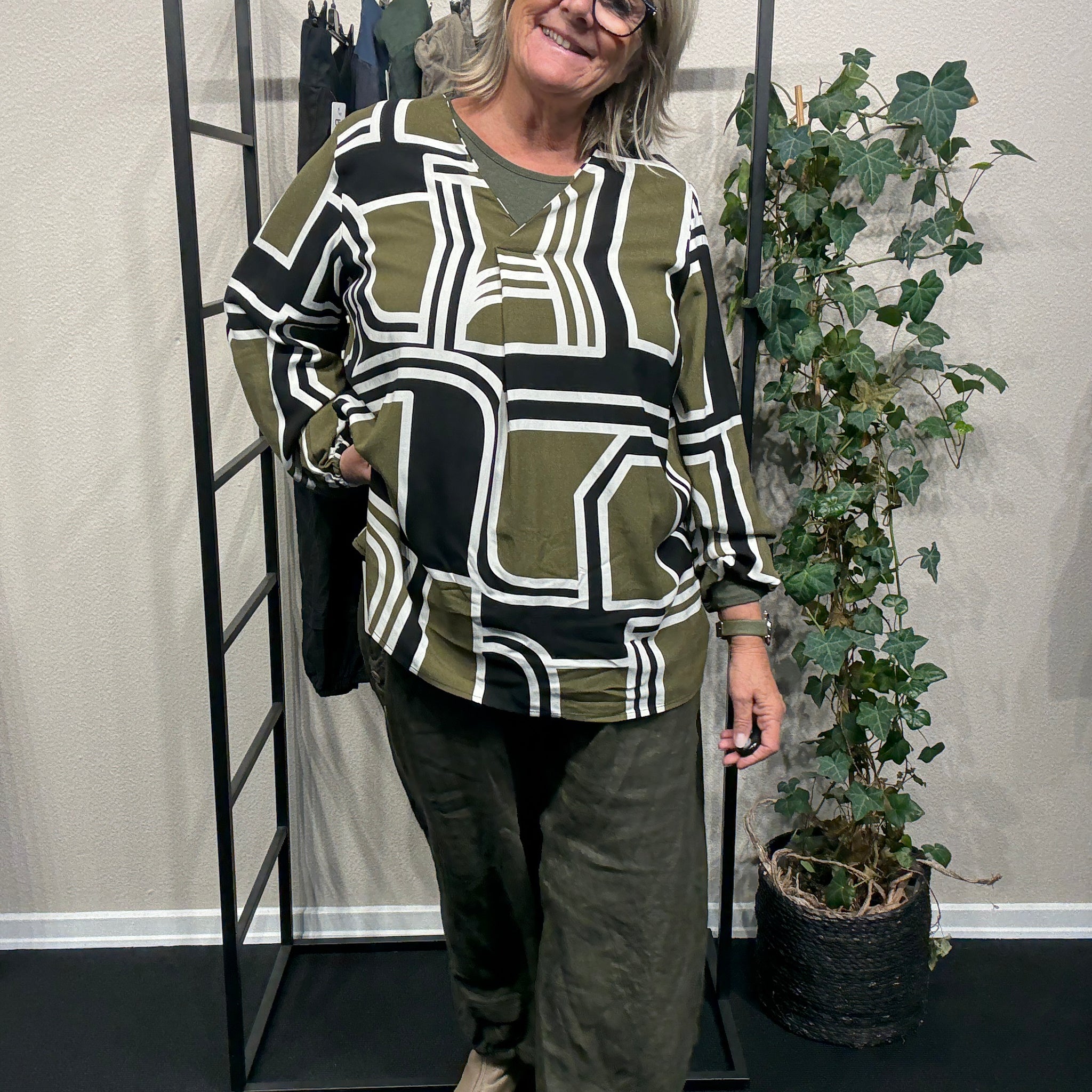 Langærmet bluse med flot mønster. Den er til plus pigen som bruger en str. mellem 42 og 58. 