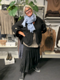 Plus size nederdel i jersey kvalitet, som passer til næsten alt. Nelly jersey nederdel til pluspiger.