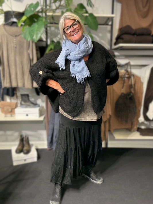 Plus size nederdel i jersey kvalitet, som passer til næsten alt. Nelly jersey nederdel til pluspiger.