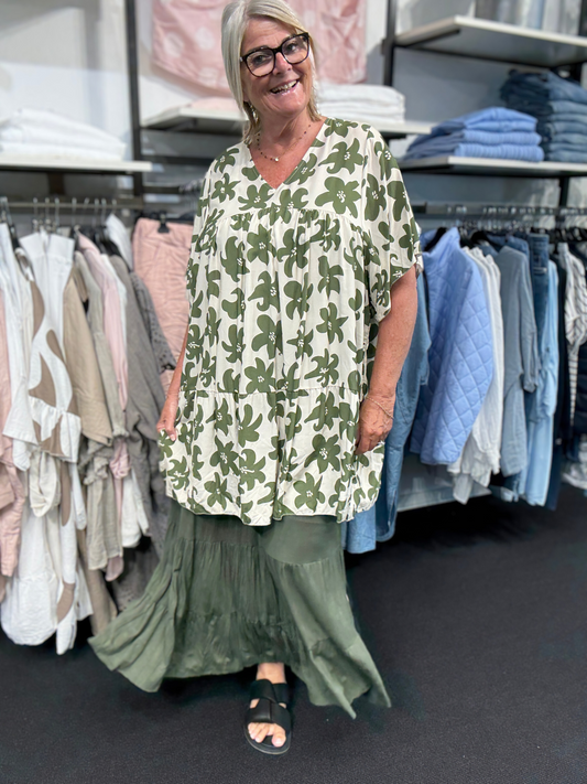 Plus size nederdel i jersey kvalitet, som passer til næsten alt. Nelly jersey nederdel til pluspiger.