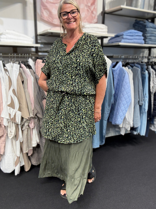 Plus size nederdel i jersey kvalitet, som passer til næsten alt. Nelly jersey nederdel til pluspiger.