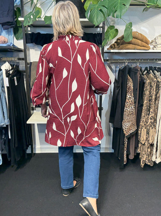 Smuk mønstret plus size tunika fra mærket Wasabi Concept. Den er gennemknappet og kan bruges både åben og lukket.