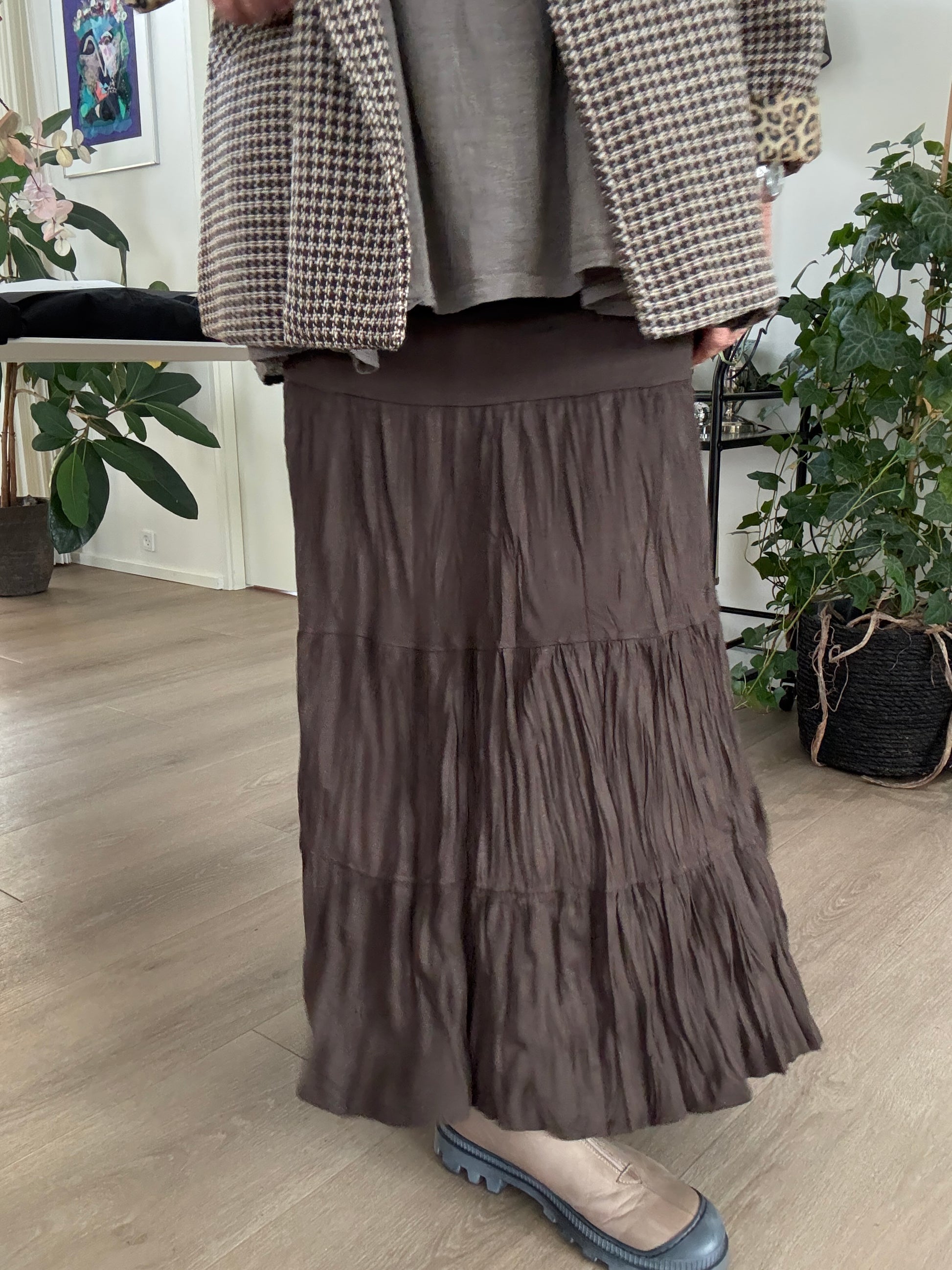 Plus size nederdel i jersey kvalitet, som passer til næsten alt. Nelly jersey nederdel til pluspiger.