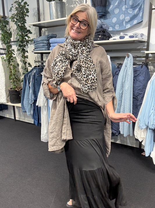 Plus size nederdel i jersey kvalitet, som passer til næsten alt. Nelly jersey nederdel til pluspiger.