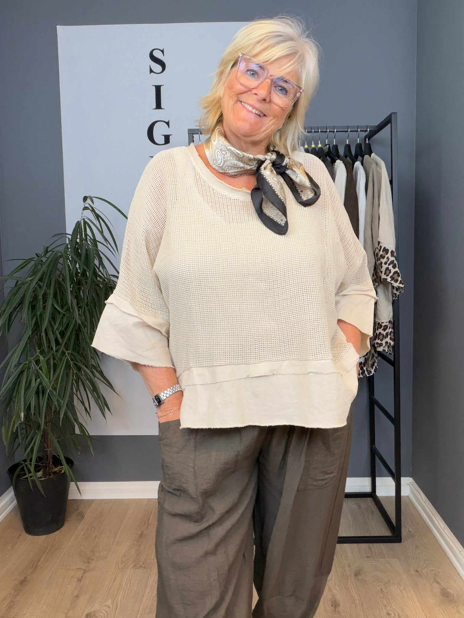 Smart net t-shirt med rå kanter. Det er en af dem du vil elske, fordi den kan bruges til både hverdag og fest - det handler udelukkende om hvordan du sætter tingene sammen. 