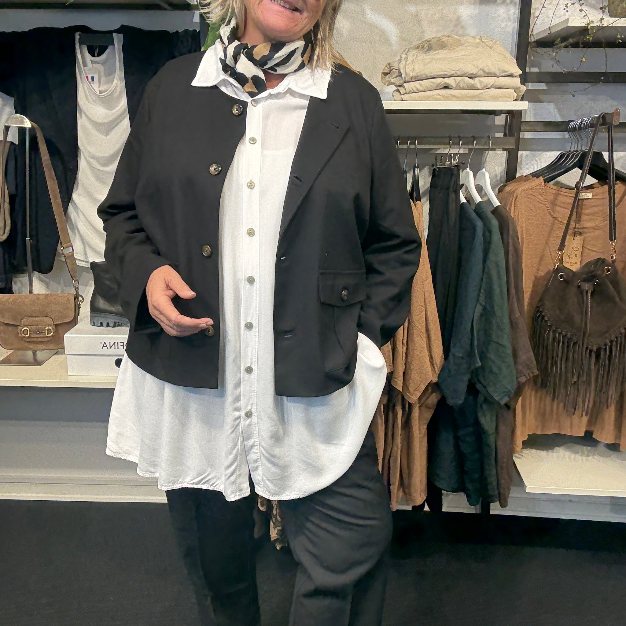 smart kort sort jakke i firkantet form rå og smart plussize jakke.