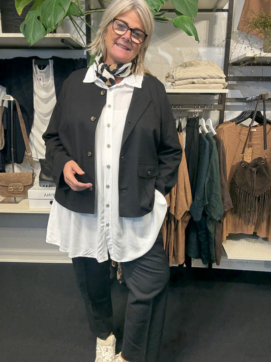 smart kort sort jakke i firkantet form rå og smart plussize jakke.